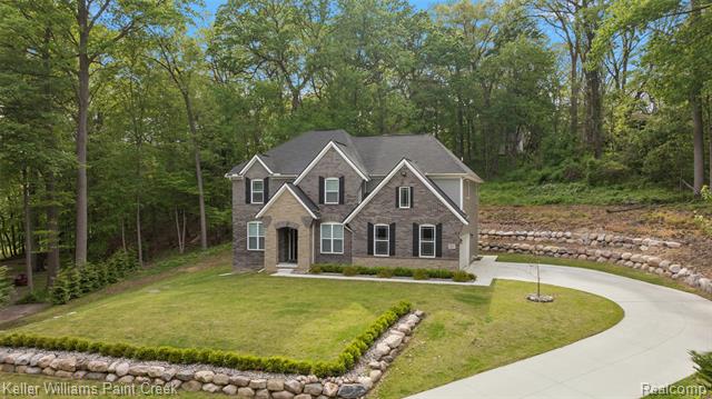 Builiding view forty seven for 201 Beechview S, Rochester, MI. 48306