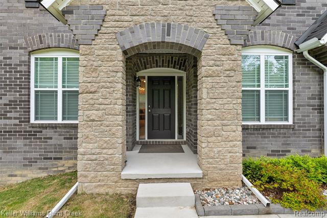 Builiding view three for 201 Beechview S, Rochester, MI. 48306