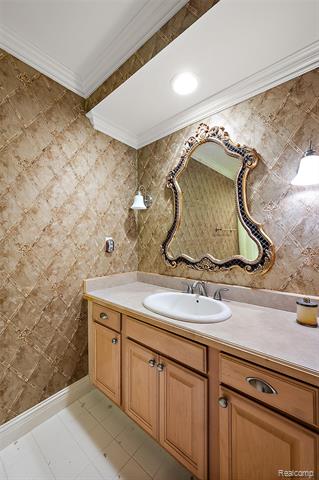 Builiding view fifty seven for 5744 Lochmoor, Rochester, MI. 48306