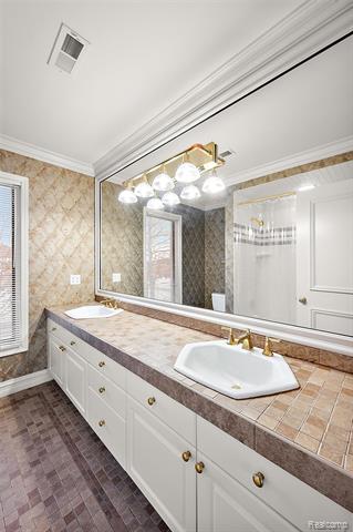 Builiding view forty one for 5744 Lochmoor, Rochester, MI. 48306