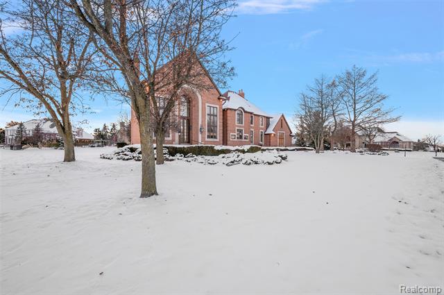 Builiding view one for 5744 Lochmoor, Rochester, MI. 48306