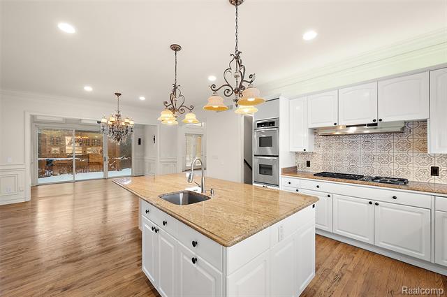 Builiding view seventeen for 5744 Lochmoor, Rochester, MI. 48306