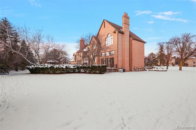 Builiding view sixty one for 5744 Lochmoor, Rochester, MI. 48306