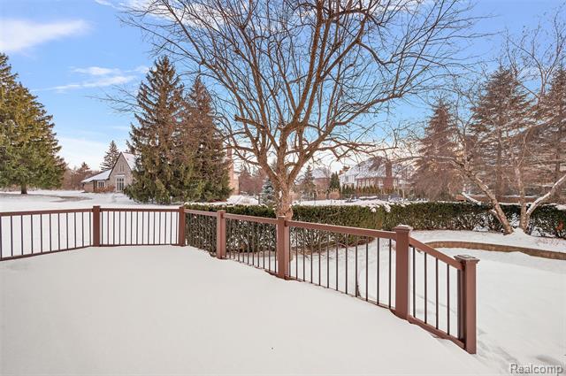 Builiding view sixty three for 5744 Lochmoor, Rochester, MI. 48306