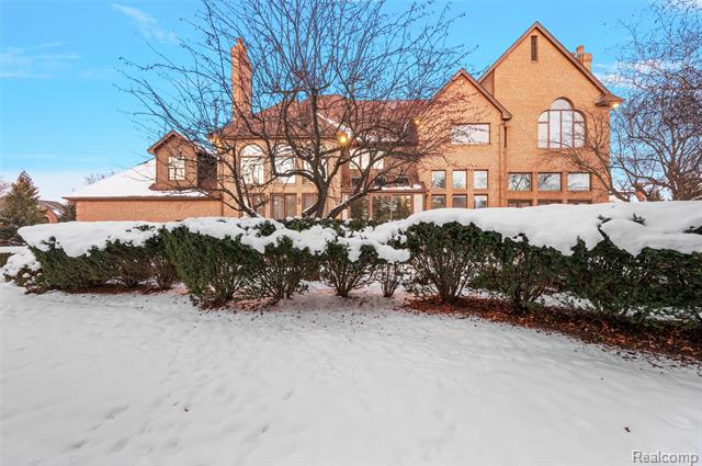 Builiding view sixty two for 5744 Lochmoor, Rochester, MI. 48306