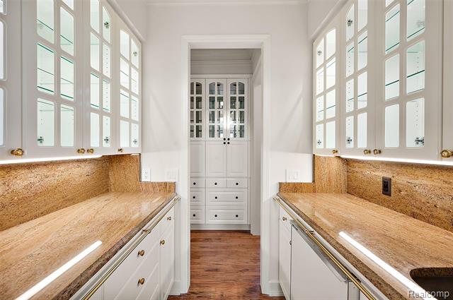 Builiding view twenty one for 5744 Lochmoor, Rochester, MI. 48306