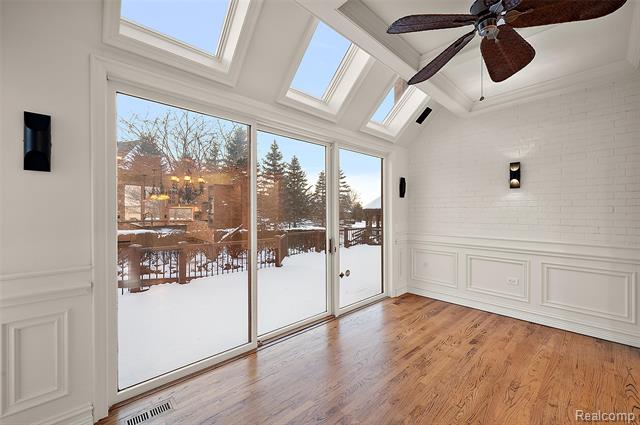 Builiding view twenty for 5744 Lochmoor, Rochester, MI. 48306