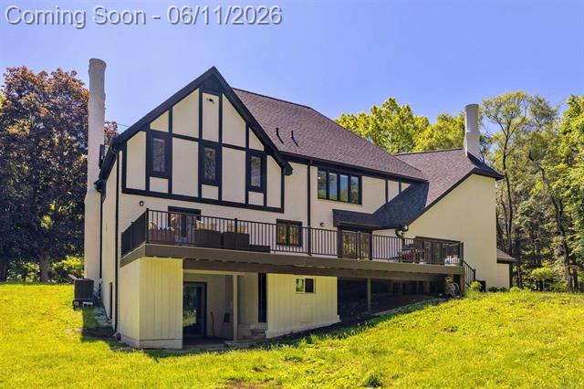 Builiding view sixty one for 300 Camelot Way, Rochester, MI. 48306