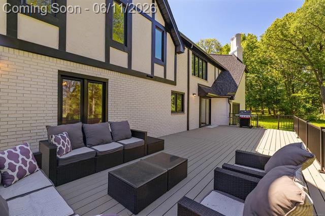 Builiding view sixty seven for 300 Camelot Way, Rochester, MI. 48306