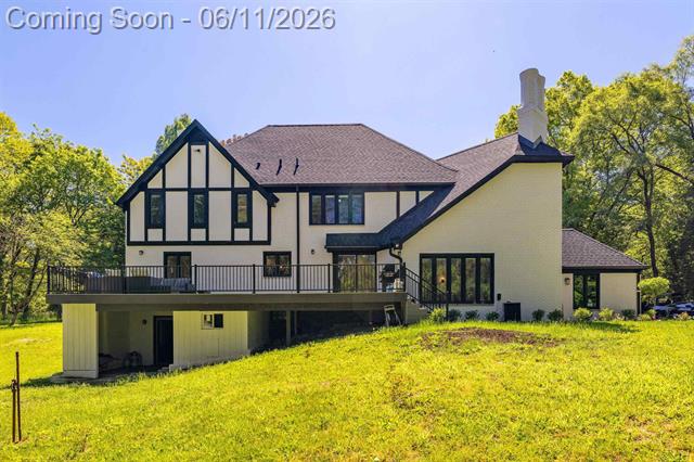 Builiding view sixty for 300 Camelot Way, Rochester, MI. 48306