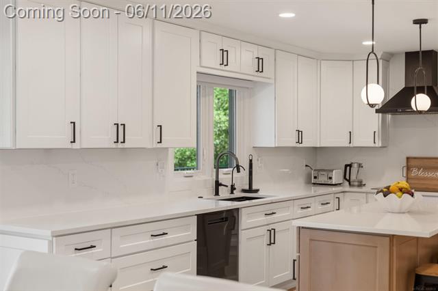 Builiding view twenty for 300 Camelot Way, Rochester, MI. 48306