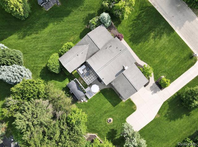 Builiding view thirty four for 5330 Aintree, Rochester, MI. 48306
