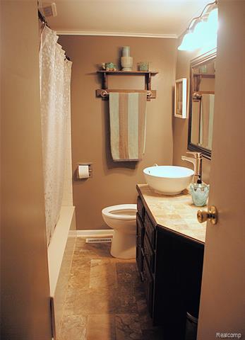 Builiding view five for 1911 Kinmount, Lake Orion, MI. 48359