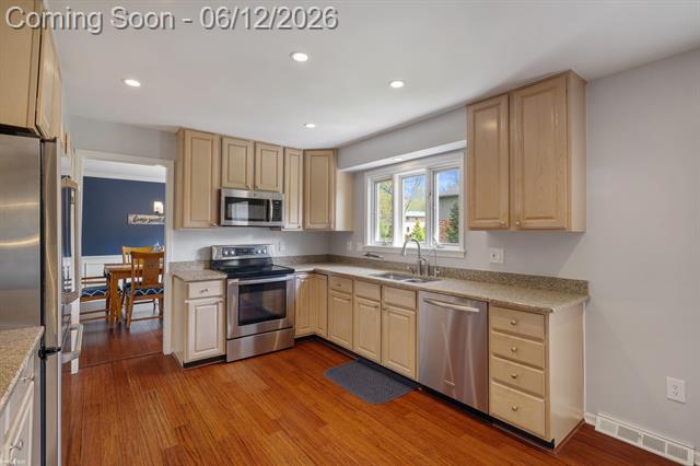Builiding view fourteen for 460 Abbey Wood, Rochester, MI. 48306