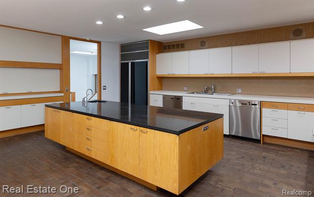 Builiding view eight for 854 Northgate, Rochester, MI. 48306