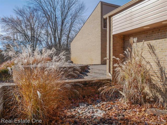 Builiding view five for 854 Northgate, Rochester, MI. 48306