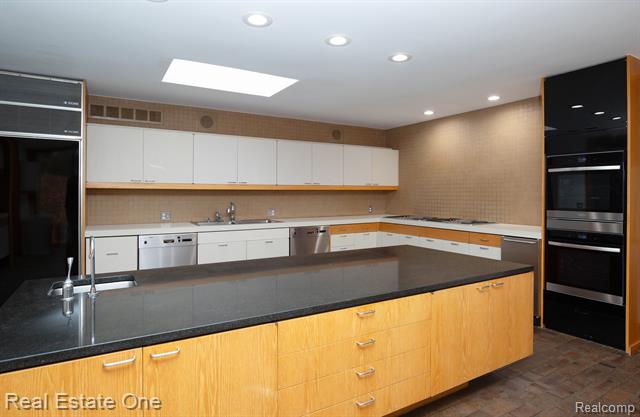 Builiding view seven for 854 Northgate, Rochester, MI. 48306