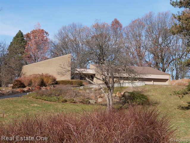 Builiding view three for 854 Northgate, Rochester, MI. 48306