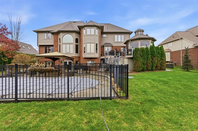 Builiding view eighty one for 5520 Whitehall, Rochester, MI. 48306