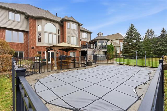 Builiding view eighty two for 5520 Whitehall, Rochester, MI. 48306