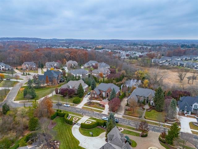 Builiding view ninety six for 5520 Whitehall, Rochester, MI. 48306