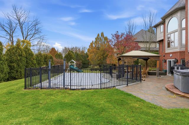 Builiding view seventy five for 5520 Whitehall, Rochester, MI. 48306