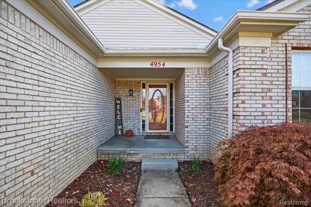 Builiding view one for 4954 Spring Meadow, Clarkston, MI. 48348