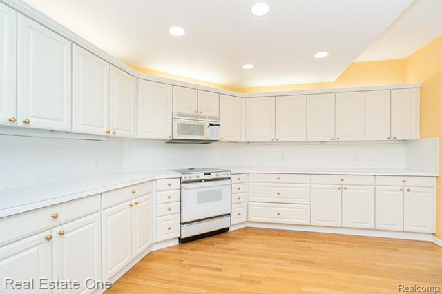 Builiding view eighteen for 5181 Stonehenge, Rochester, MI. 48306