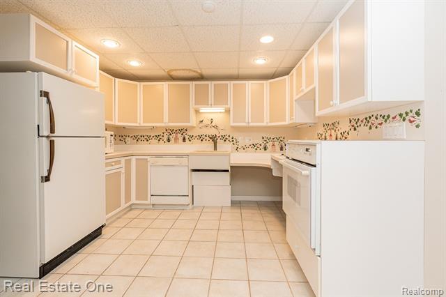 Builiding view forty five for 5181 Stonehenge, Rochester, MI. 48306