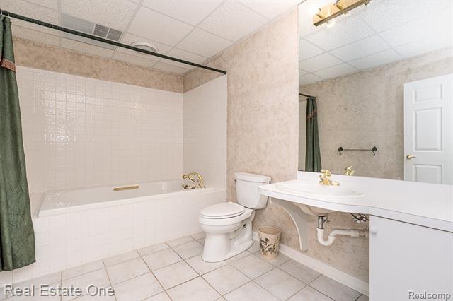 Builiding view forty four for 5181 Stonehenge, Rochester, MI. 48306