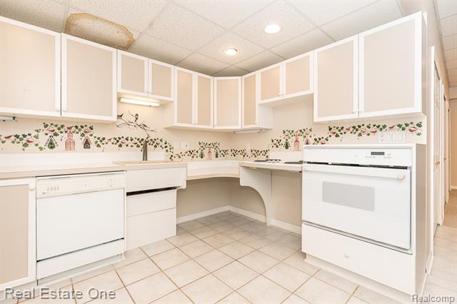 Builiding view forty six for 5181 Stonehenge, Rochester, MI. 48306