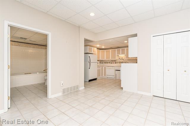 Builiding view forty three for 5181 Stonehenge, Rochester, MI. 48306