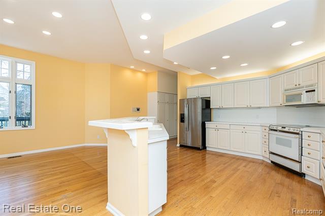 Builiding view fourteen for 5181 Stonehenge, Rochester, MI. 48306