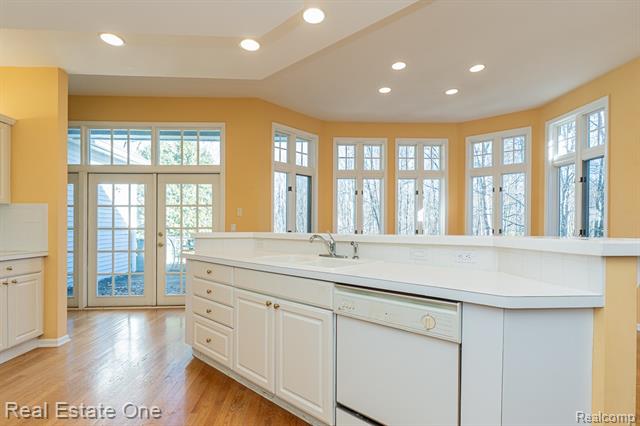 Builiding view sixteen for 5181 Stonehenge, Rochester, MI. 48306