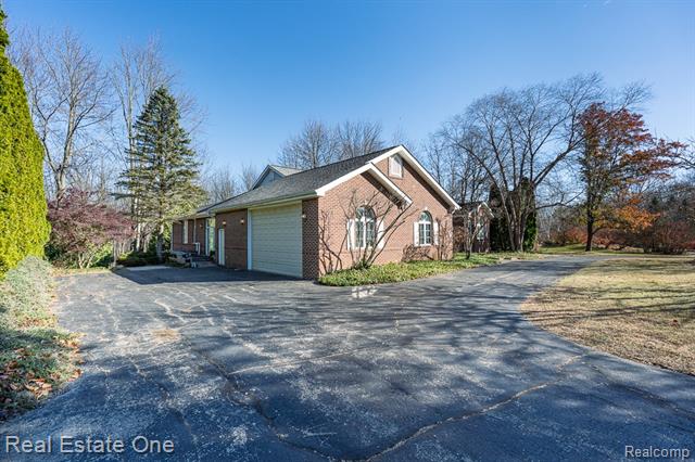 Builiding view sixty five for 5181 Stonehenge, Rochester, MI. 48306