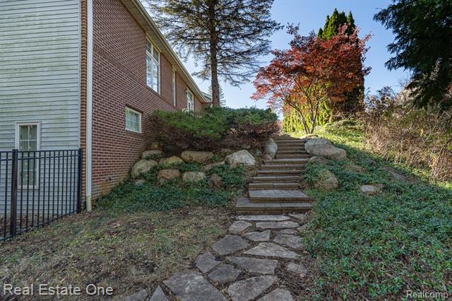 Builiding view sixty four for 5181 Stonehenge, Rochester, MI. 48306