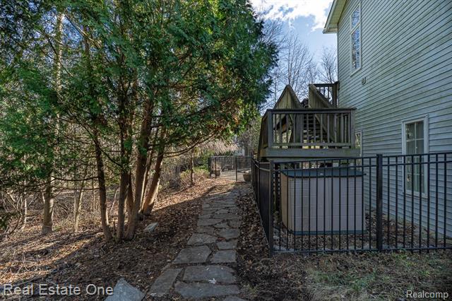 Builiding view sixty two for 5181 Stonehenge, Rochester, MI. 48306