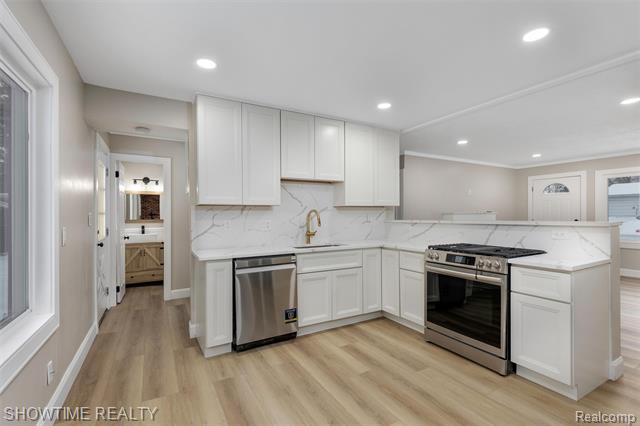 Builiding view eight for 3909 Queensbury, Lake Orion, MI. 48359