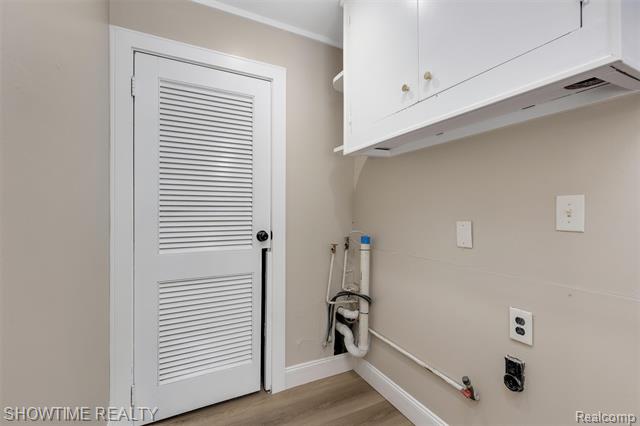 Builiding view eighteen for 3909 Queensbury, Lake Orion, MI. 48359