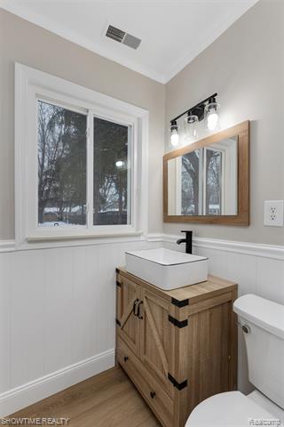 Builiding view fifteen for 3909 Queensbury, Lake Orion, MI. 48359