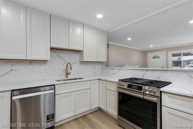 Builiding view five for 3909 Queensbury, Lake Orion, MI. 48359