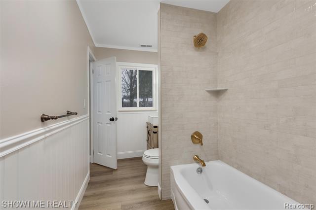 Builiding view fourteen for 3909 Queensbury, Lake Orion, MI. 48359