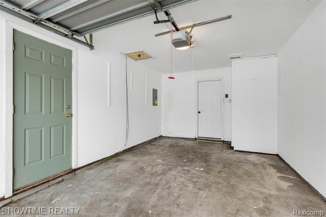 Builiding view nineteen for 3909 Queensbury, Lake Orion, MI. 48359