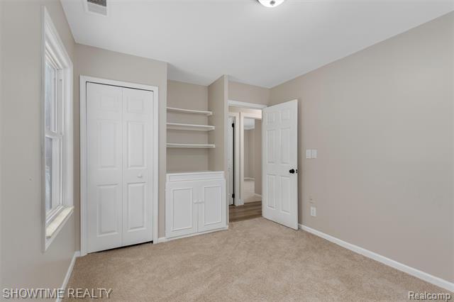 Builiding view seventeen for 3909 Queensbury, Lake Orion, MI. 48359