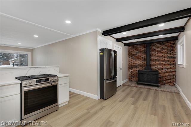 Builiding view six for 3909 Queensbury, Lake Orion, MI. 48359