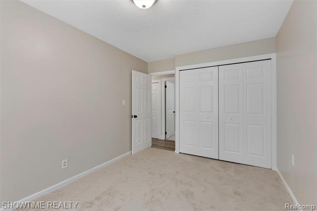 Builiding view thirteen for 3909 Queensbury, Lake Orion, MI. 48359