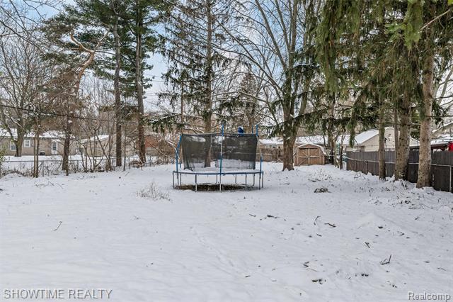 Builiding view twenty five for 3909 Queensbury, Lake Orion, MI. 48359