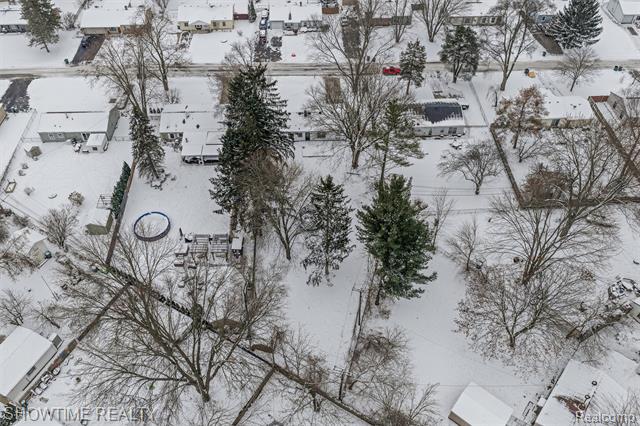 Builiding view twenty four for 3909 Queensbury, Lake Orion, MI. 48359