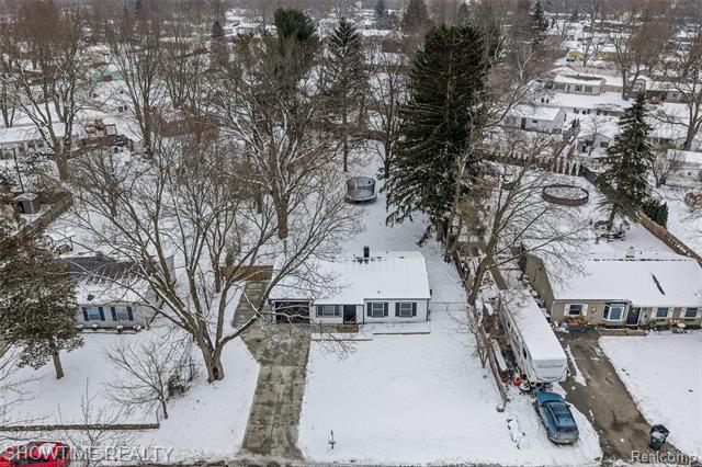 Builiding view twenty one for 3909 Queensbury, Lake Orion, MI. 48359