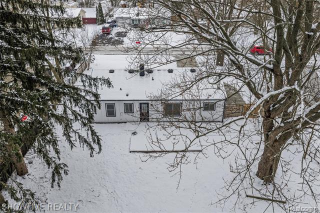 Builiding view twenty three for 3909 Queensbury, Lake Orion, MI. 48359